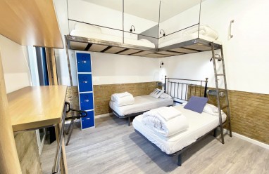Dormitorio 4 personas con baño privado, balcón y preciosas vistas a Gran Via