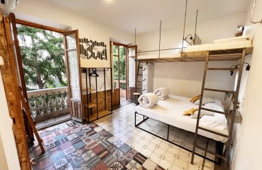 Dormitorio compartido 4 personas con baño y vistas a Gran Via