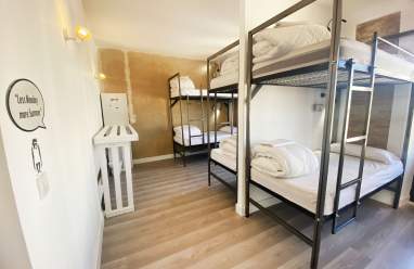 Dormitorio 14 personas con baño compartido, balcón y vistas de la ciudad